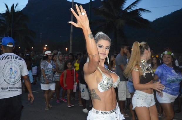 Janaina Santucci em último ensaio da Rocinha na praia de São Conrado  (Foto: Divulgação)