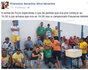 Torcedores postam enquanto esperam árbitro chegar a estádio (Foto: Reprodução/Facebook)