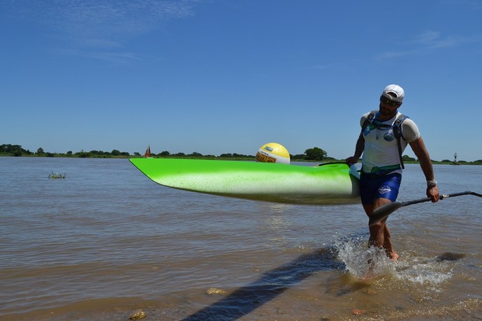 Leandro é o primeiro competidor a cruzar a linha de chegada do Pantanal Extremo (Foto: Hélder Rafael)