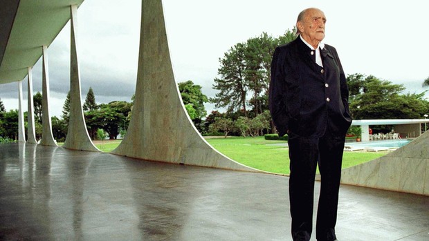 Oscar Niemeyer visita o Palácio da Alvorada em 2003. (Foto: Ricardo Stuckert/PR)
