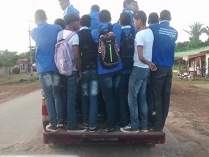 Mesmo após acidente com mortes, estudantes continuam sendo transportados em carroceria de caminhonetes no interior do MA (Foto: Colaboração / Renato Sousa Jr)