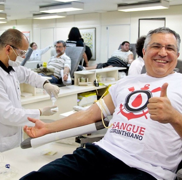 Ministro da Saúde, Alexandre Padilha, foi ao Hospital das Clínicas participar da Campanha Sangue Corinthiano  (Foto: Rodrigo Coca/Agência Corinthians)