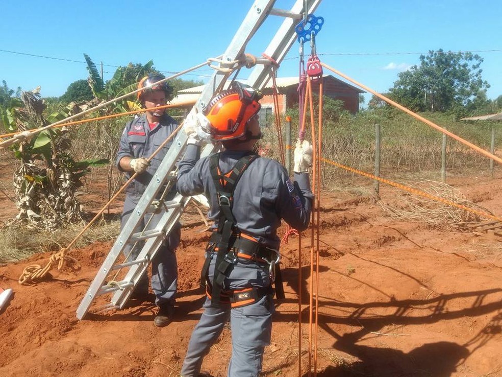 Bombeiros utilizaram equipamentos especiais durante o resgate (Foto: Corpo de Bombeiros/Cedida)
