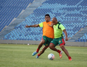 Paulo Sérgio (de verde) em disputa durante treino do Sampaio (Foto: Diego Chaves)