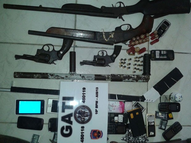 Além das armas, foram recolhidos 14 celulares, 38 munições e um pé de cabra (Foto: PM/Divulgação)