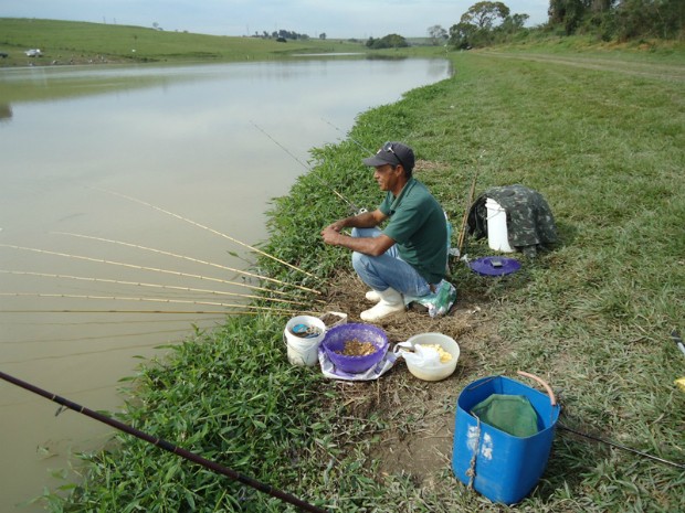 O pescador e suas diversas varas. (Foto: Divulgação)