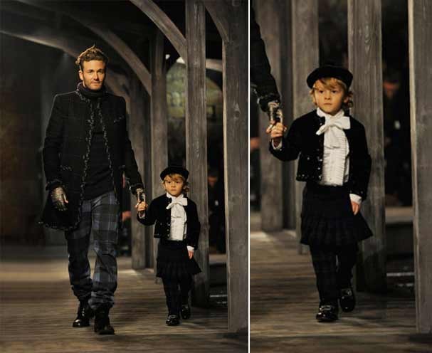 Hudson ao lado do pai na passarela do métiers d’art, da Chanel, essa semana (Foto: Divulgação)