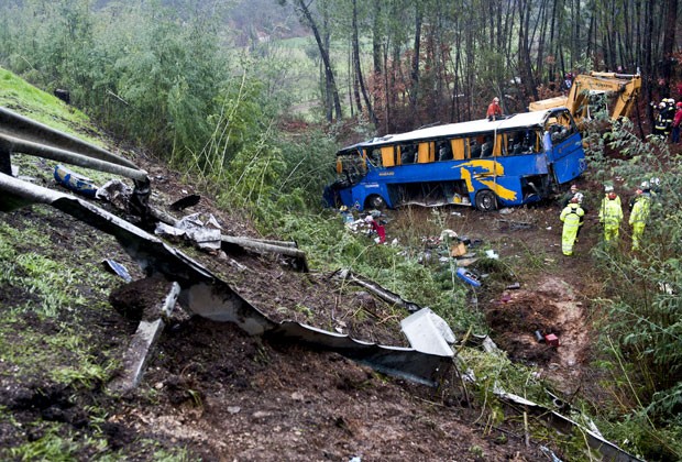 Ônibus caiu em barranco em Portugal neste domingo (27); dez pessoas morreram (Foto: Ricardo Graça/AFP)