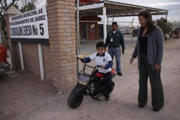 Em dezembro de 2011, um menino de seis anos foi multado e teve sua motocicleta de brinquedo confiscada depois de colidir contra uma caminhonete na cidade mexicana de Ciudad Juárez, na fronteira com os Estados Unidos.  (Foto: Reprodução)