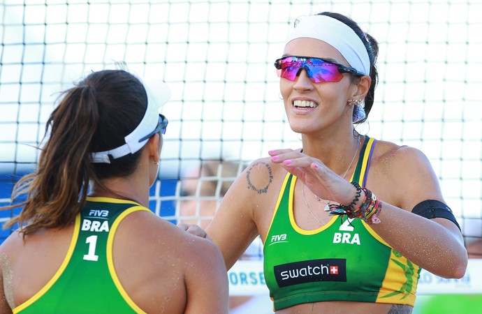  Bárbara (esq) e Fernanda Berti celebram ponto nos EUA  (Foto: Divulgação/FIVB)