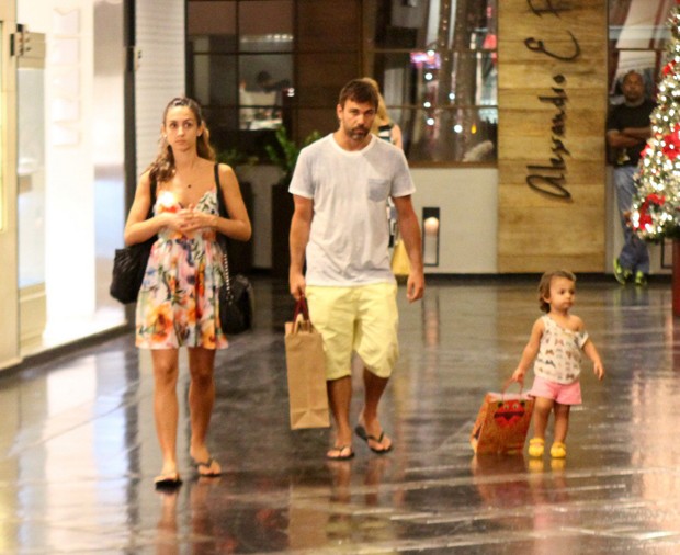 Marcelo Faria com a família em shopping do Rio (Foto: Daniel Delmiro / AgNews)