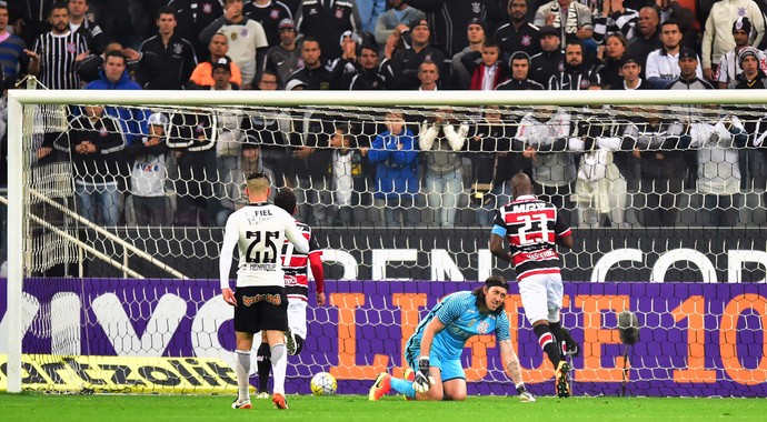 Falha de Cássio supera entregada de Vaz e é eleita o 