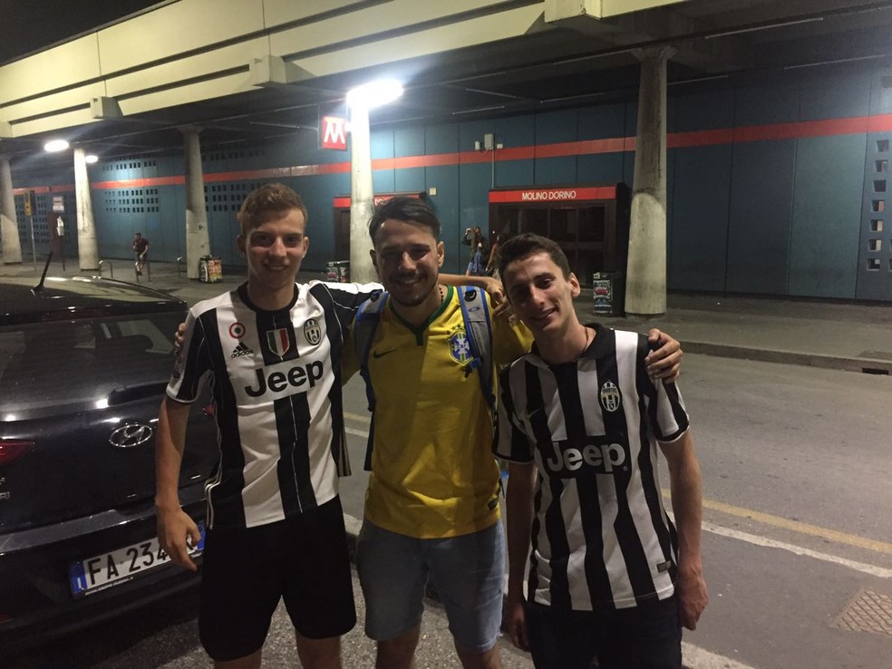 Victor Bastos, com a camisa do Brasil, entre dois torcedores da Juve (Foto: Victor Bastos)