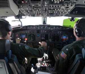 Oficiais da Força Aérea Americana realizam buscas pelos destroços do avião (Foto: AP Photo/US Navy, Mass Communication Specialist 2nd Class Eric A. Pastor)