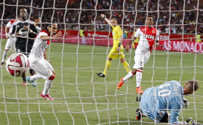 Falcao Marca gol do Monaco contra o Lorient (Foto: Agência Reuters)