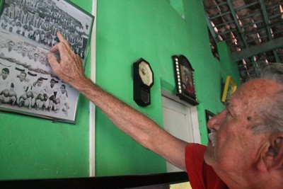 Parte das lembranças que Sinésio guarda do futebol estão na parede de casa (Foto: Emerson Rocha) Parte das lembranças que Sinésio guarda do futebol estão na parede de casa (Foto: Emerson Rocha)