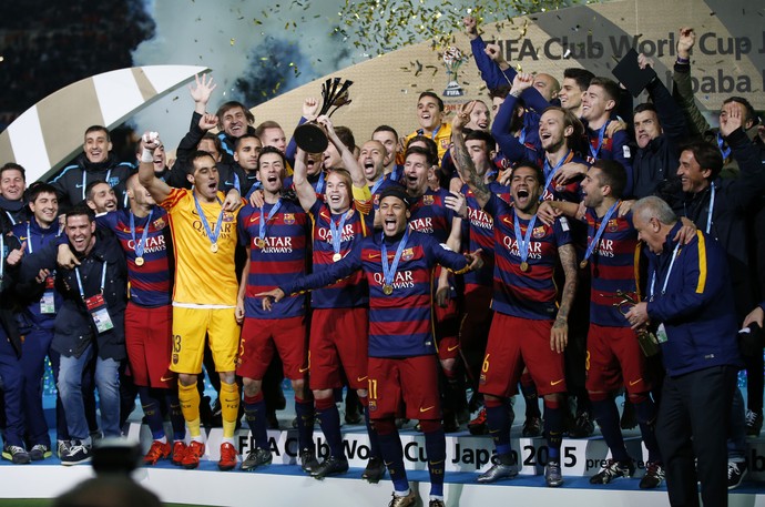 Barcelona ergue troféu do Mundial de Clubes da Fifa (Foto: Reuters / Toru Hanai)