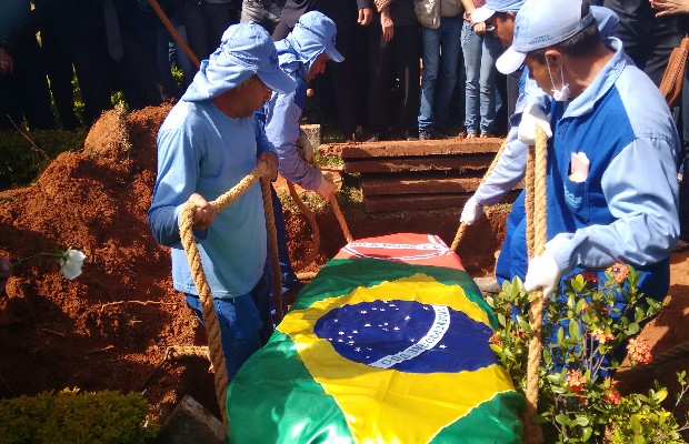 Cristiano Araújo é enterrado no Cemiterio Jardim das Palmeiras Goiânia Goiás (Foto: Sílvio Túlio/G1)