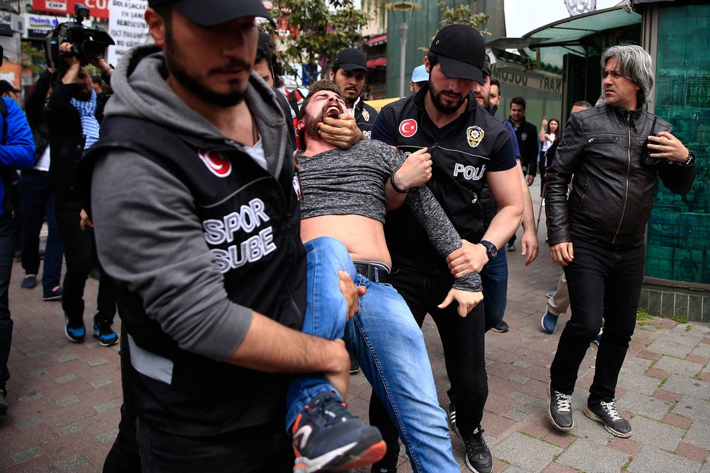 Polícia turca detém manifestantes durante protesto em Istambul no Dia do Trabalhador, nesta segunda-feira, 1º de maio de 2017; mais de 70 foram detidos, informou a agência de notícias Associated Press. Ativistas pediram por aumentos salariais e melhores condições de trabalho (Foto: Lefteris Pitarakis/AP)