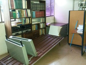 Mesa da biblioteca do Rurap ficou sem uso após chuvas dentro da sala (Foto: Wellinson Maximin/Arquivo Pessoal)