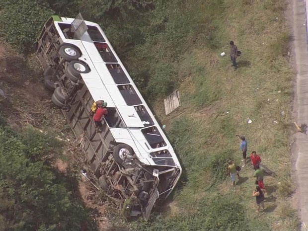 Ônibus cai em ribanceira no Cabo de Santo Agostinho, PE, deixando 29 feridos (Foto: Reprodução / TV Globo)