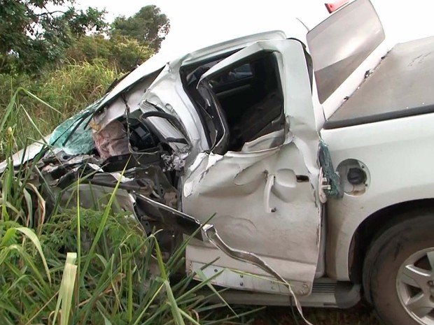 Caminhonete envolvida no acidente em Vitória da Conquista, na Bahia (Foto: Imagens/Tv Sudoeste)