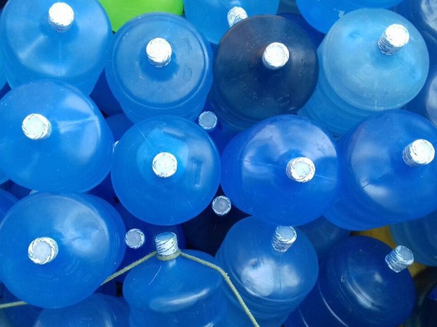 Fábrica cladestina usava água imprópria para abastecer garrafões.  (Foto: Maurício Alves / Procon)