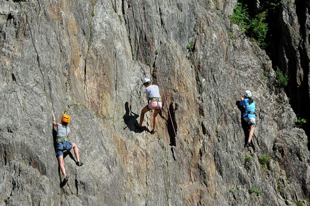  Pessoas aprendem a escalar na ‘Rocher des Gaillands’ em foto de 3 de junho em Chamonix-Mont-Blanc, nos Alpes franceses (Foto: Jean-Pierre Clatot/AFP)