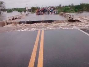 Ponte que dá acesso à cidade, na BR-324, cedeu após as chuvas (Foto: Walfredo Júnior / Prefeitura de Riachão do Jacuípe)