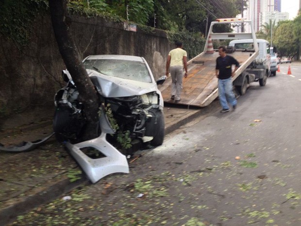 G1 Carro Invade Calçada E Bate Em árvore Na Zona Norte Do Recife Notícias Em Pernambuco 