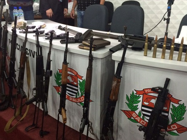 Polícia apresenta armas apreendidas com suspeito de ação contra sede da Protege em Santo André (Foto: Gabriela Gonçalves/G1)