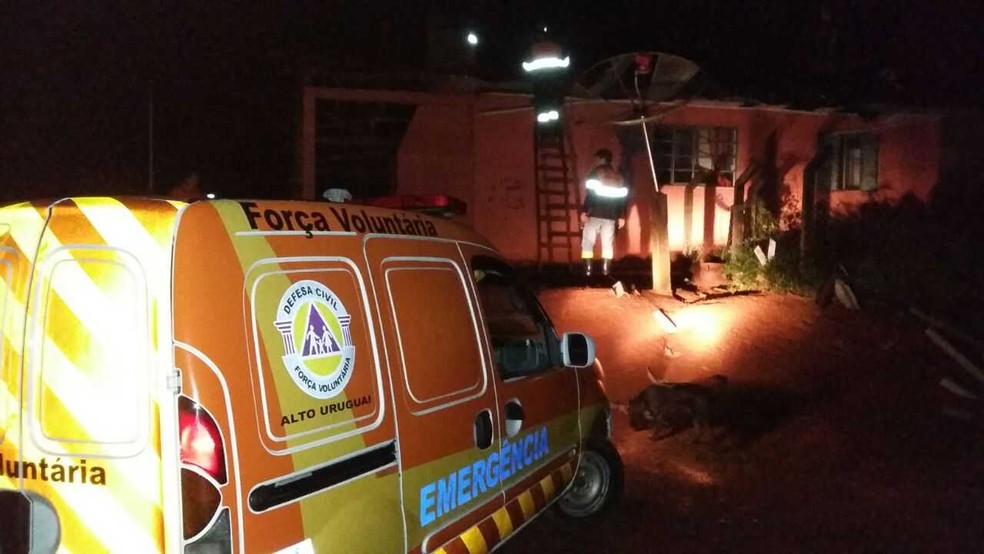 Casa destelhada em comunidade indígena (Foto: Divulgação/Força Voluntária de Erebango)