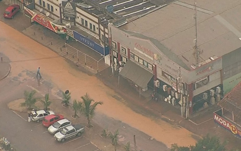 Poço artesiano reativado pela Caesb causa alagamento no DF