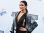 Lea Michele ousa com look decotado e cavado em evento nos EUA
