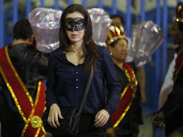 Cora vê homem fantasiado de morte (Foto: Felipe Monteiro/ Gshow)