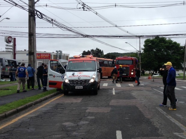 Um dos veículos envolvidos é do transporte coletivo da capital paranaense (Foto: Reprodução/RPC)