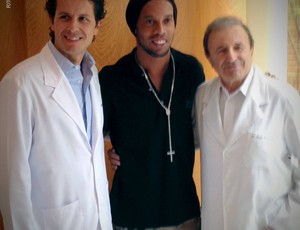 Ronaldinho Gaúcho ao lado dos médicos do Atlético-MG, Rodrigo e Neylor Lasmar (Foto: Reprodução / Facebook)