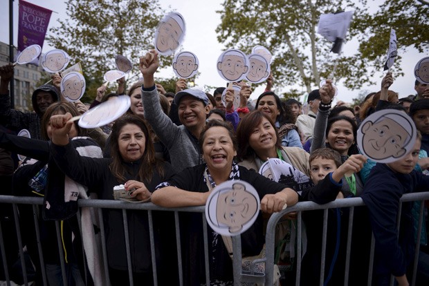 Fiéis esperam pela chegada do Papa Francisco na Basílica de São Pedro e São Paulo em Filadélfia na manhã deste sábado (26) (Foto: Reuters/Charles Mostoller)