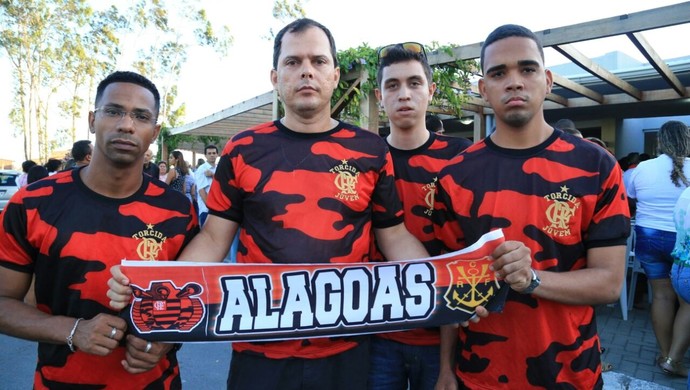 Grupo de torcedores do Flamengo Arthur Maia sepultamento (Foto: Ailton Cruz / Gazeta de Alagoas) Grupo de torcedores do Flamengo Arthur Maia sepultamento (Foto: Ailton Cruz / Gazeta de Alagoas)