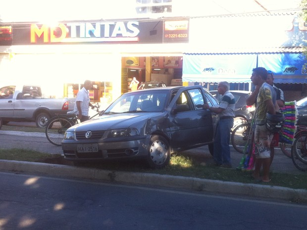 Após o choque com o caminhão o veículo foi parar na ciclovia central da Avenida JK. (Foto: Diego Souza/G1)
