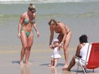 Mirella Santos curte praia com a filha e exibe boa forma com biquíni pequeno