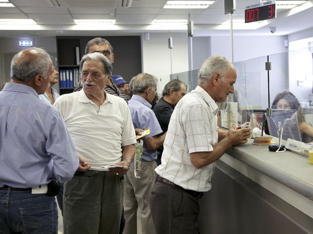 Bancos gregos reabriram nesta segunda-feira, mas saques continuam limitados (Foto: Reuters)