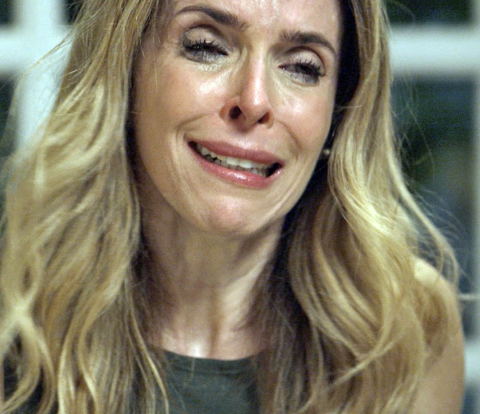 Kiki chora ao confessar que Romero esteve com ela (Foto: TV Globo) Kiki chora ao confessar que Romero esteve com ela (Foto: TV Globo)