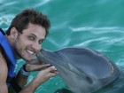 Ex-BBB Eliéser nada com golfinhos em Cancún