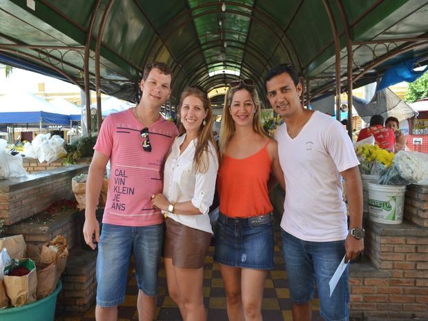 Grupo de amigos em visita aos mercados municipais da capital (Foto: Marina Fontenele/G1)