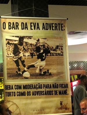 Um banner no bar do lançamento do livero faz referência a Garrincha (Foto: Janir Júnior) Um banner no bar do lançamento do livero faz referência a Garrincha (Foto: Janir Júnior)