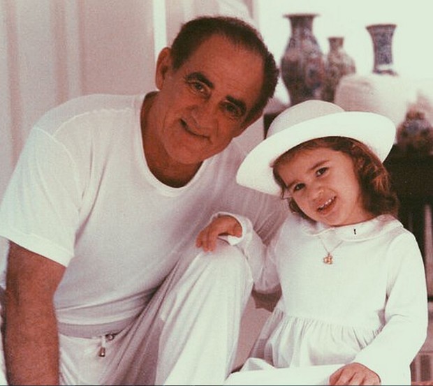 Renato Aragão com a filha Lívian Aragão ainda pequena (Foto: Reprodução/Instagram)