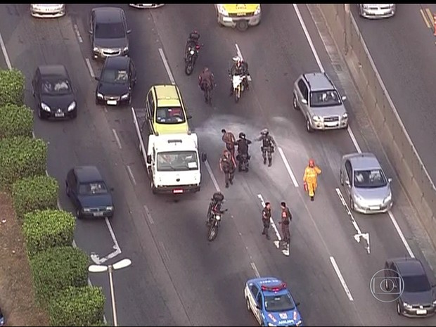 Homem pelado atrapalha o trânsito na Linha Amarela (Foto: Reprodução/TV Globo)
