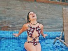 Maria Claudia mostra lado sexy em piscina: 'A vida é feita de momentos'