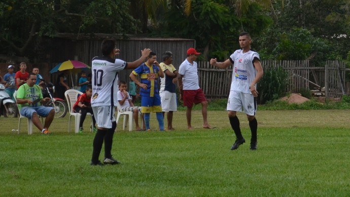 Wanderlan marcou o primeiro gol do São Raimundo na partida (Foto: Michael Douglas/GloboEsporte.com)